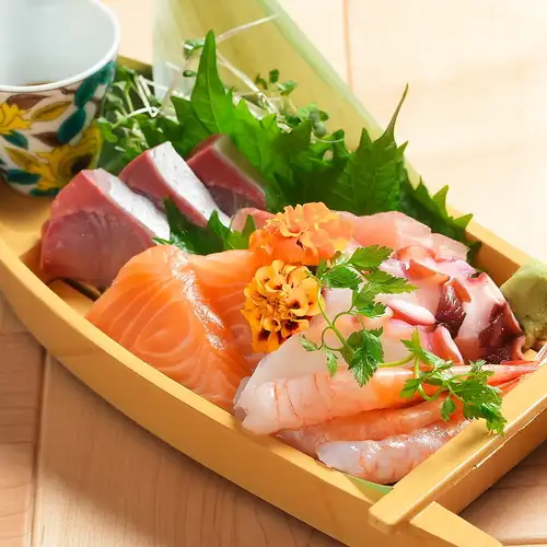 旬の鮮魚が勢揃い!テーブルを彩る「箱舟盛り」は必食。