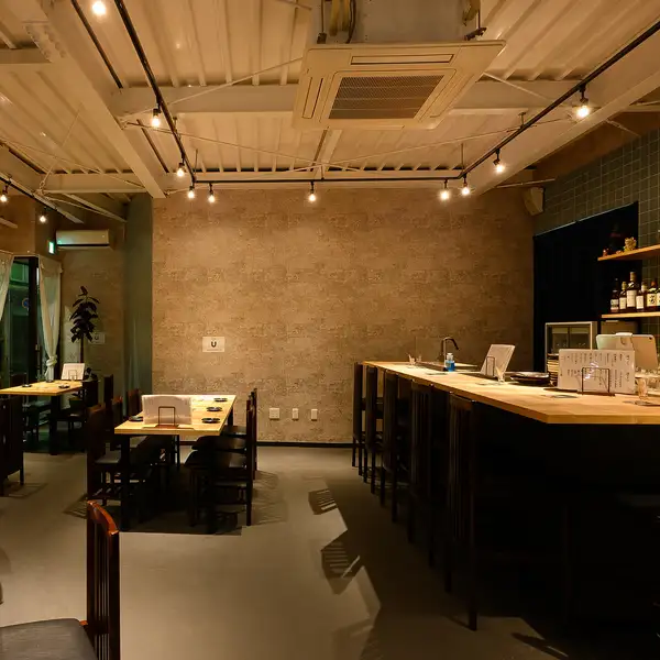 1階・2階のフロアを贅沢に使った貸切利用が可能な当店は、会社規模での大規模なお集まりや打ち上げに最適です◎広々とした店内はテーブルをゆったりと配置しており、周囲を気にすることなくリラックスして過ごせます。温かみのある照明が心地よい開放感と落ち着きを演出し、和やかな時間をサポートします☆