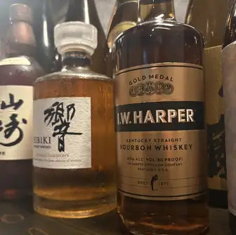 店内にはペア利用や少人数飲みに大人気のカウンター席を全8席完備！落ち着いたトーンの大人な雰囲気なので、デートやご友人との飲み会はもちろん、お仕事帰りのサク飲みにもぴったりです♪各お席にタブレットを設置しているため、店員を呼ぶ手間なくサクサクとドリンクやお肉を追加注文できる快適さも好評です★