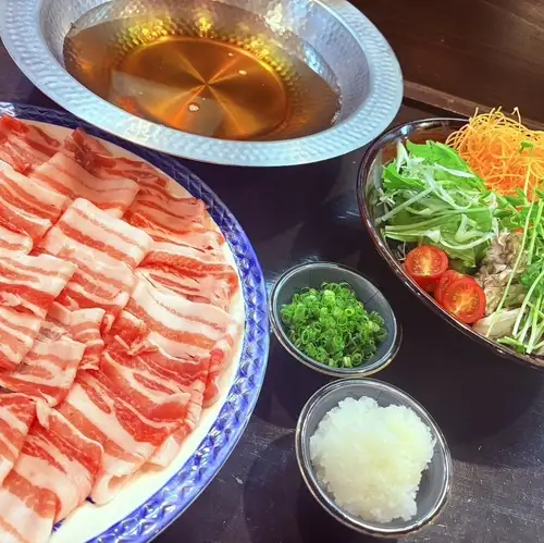 品嚐我們著名的牛舌和伊勢豬肉★奢華涮涮鍋