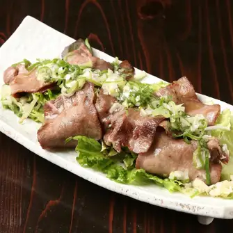相性抜群◎特製ダレで味わう「ネギ塩牛タン」