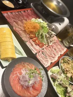 【仅限5000日元套餐预约】套餐包含一半牛舌和一半伊势猪肉，以及一份大份蛋卷。