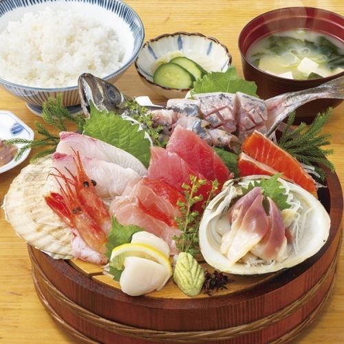 Extremely fresh! Sashimi set meal ♪ Comes with miso soup and pickles ☆