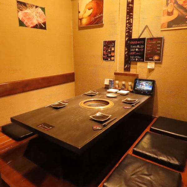 【ご家族連れにおすすめ】心温まる空間で皆様をお迎えします！くつろぎのひとときを過ごせるお座敷は、特別な時間をより一層魅力的に演出してくれます。掘りごたつならではの落ち着いた雰囲気と、心地よい温もりを感じることができるため、どんなシーンにもぴったりです。