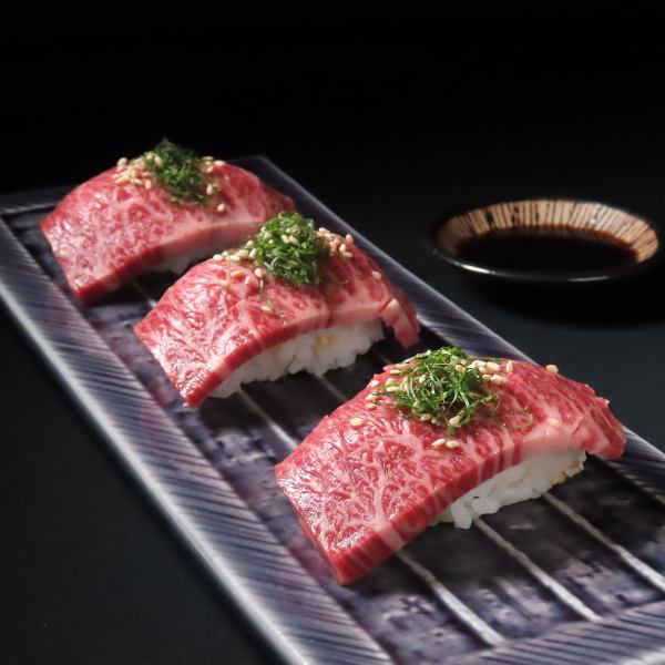 "贅沢な一口"特選和牛の握り3巻