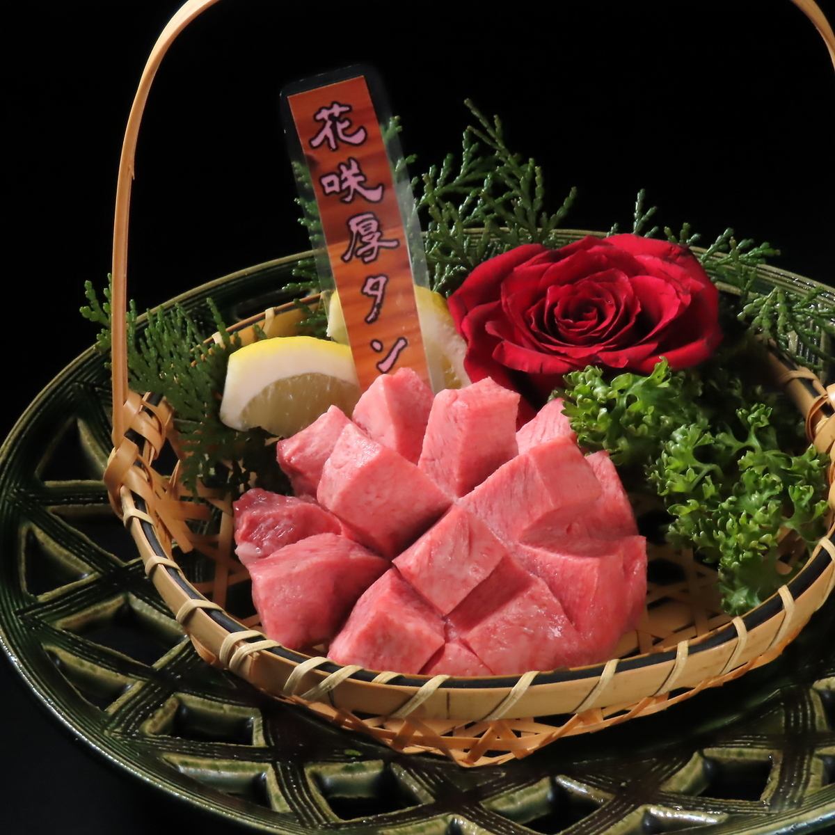 掘りごたつ式の焼肉店。もちろん無煙ロースター完備です。