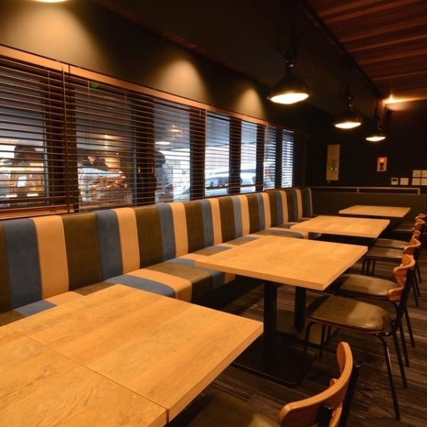 We have table seats, sofa seats, and counter seats in the store.It can also be used for lunch, dates, girls-only gatherings, and large banquets.