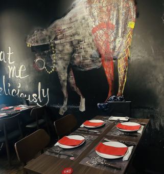 We have spacious table seats available for various numbers of people, from 2 people.The seats are generally set up for four people, but you may be able to move seats if necessary.Please feel free to contact us ♪