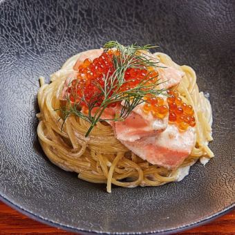 Salmon and salmon roe cream pasta