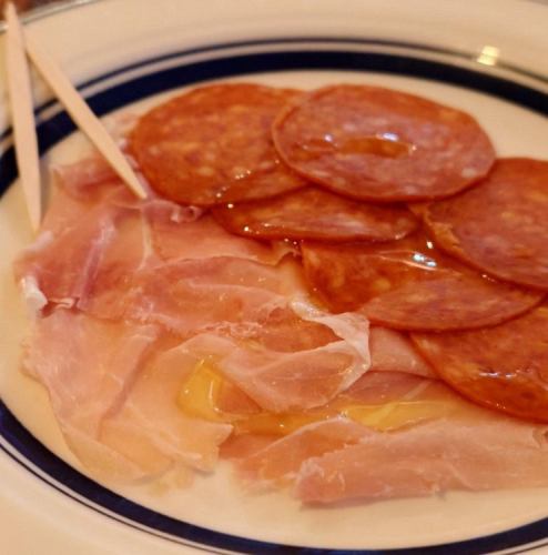 生ハムとサラミの盛り合わせ