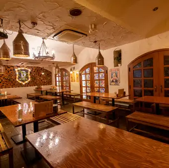 餐廳分為三個區域，透過連接餐桌，可以靈活地舉辦中型公司宴會或俱樂部聚會。我們透過針對不同場景量身訂製的佈局，為您的精彩時光錦上添花。
