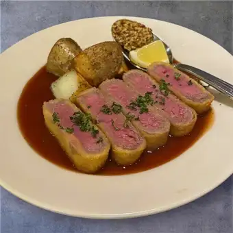 レア牛フィレカツのグレイビーソース仕立て