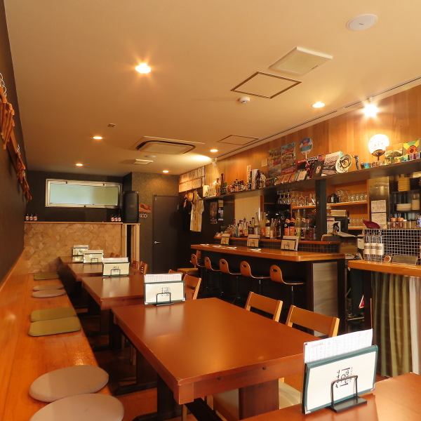 【カウンター席×5席】当店のカウンター席は、5席のみの特別な空間です。少人数での飲み会や友人との語らいにぴったりのこの場所は、居心地の良さが魅力◎ここでのひとときは、日常の喧騒を忘れさせてくれる、特別な癒しの空間に◎