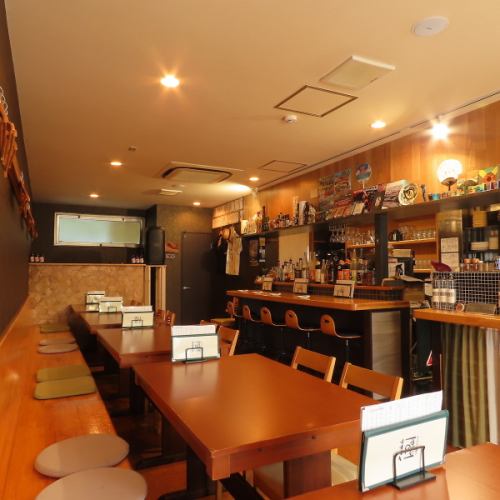 <p>【カウンター席×5席】当店のカウンター席は、5席のみの特別な空間です。少人数での飲み会や友人との語らいにぴったりのこの場所は、居心地の良さが魅力◎ここでのひとときは、日常の喧騒を忘れさせてくれる、特別な癒しの空間に◎</p>