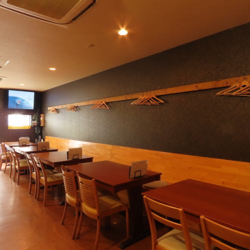 <p>【4名掛けテーブル席×5卓】少人数での集まりや、特別なイベントにピッタリです。アットホームな雰囲気の中で、心温まる会話を楽しみながら、心ゆくまで食事を堪能できます。事前予約で大人数での宴会も可能◎ご予定があればお気軽にご相談ください！</p>