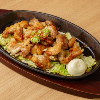 用美味的鹽烤製的當地雞肉