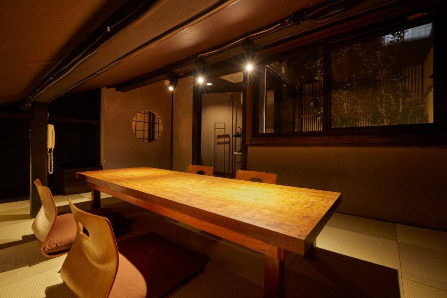 【3階の1日1組限定の屋根裏個室（坪庭付き）個室内のみ喫煙可◎】3階の完全個室は2名様~5名様までご利用可能です。テレビと坪庭が付いており贅沢な時間を過ごせます。2名様利用時のみ個室料6千円(税込)頂戴しますが、3名様以上でご利用の際は個室料は無料となっております。完全なプライベートな空間でおくつろぎください。