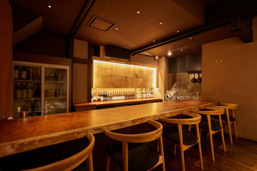 【神楽坂上交差点から徒歩1分の好立地】１階は目の前でお肉をスライスする、広々としたカウンター席をご用意しています。デートなど、少人数でのご利用に最適です。お店は、大江戸線「牛込神楽坂駅」A3 徒歩2分、東西線 「神楽坂駅」１a 徒歩4分、地下鉄 「飯田橋駅」B3 徒歩5分に位置し、各路線からのアクセスも抜群です。