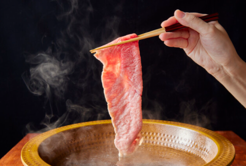 上品な甘みと、やわらかな食感を楽しめる九州産黒豚