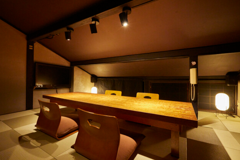 3階は1日1組限定の屋根裏個室（喫煙可能）をご用意してます。