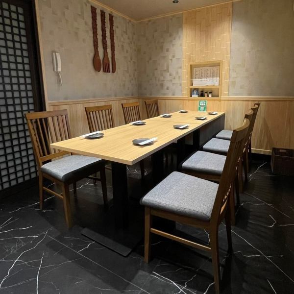 [A cozy space perfect for girls' gatherings and banquets] The seats at the back of the store are table seats that can accommodate 8 and 6 people. Can also be used as a private room for up to 14 people, or as a stylish dining space for up to 14 people. You can have it.All seats are non-smoking, so it's perfect for families with children.
