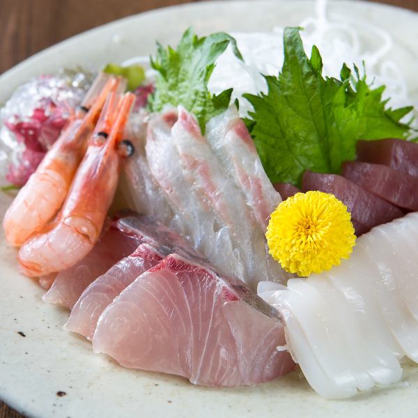 【品嚐時令魚】時令生魚片拼盤1,100日圓（含稅）