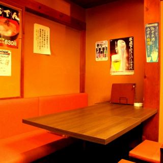 It is a box type seat.It can be used for drinking parties with a small number of people (4 people).You can enjoy your meal while enjoying the lively atmosphere of the restaurant.Please feel free to stop by.