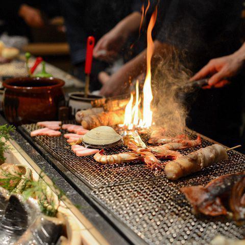 串焼きや浜焼きなどを自分で焼きながら楽しめるお店