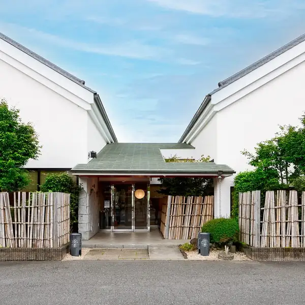 JR宇都宮駅 東口 徒歩5分にある大きな「甲羅」の看板が目印です!甲羅専用の送迎バスも10名様以上のご予約で手配可能ですので、お気軽にお電話ください♪