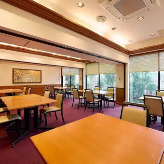 【広間用テーブル】お手軽ランチから法事や接待、会社のお集まりやご友人同士の女子会にもご利用いただけます。少人数からの御利用も可能ですので、お気軽にご相談ください。