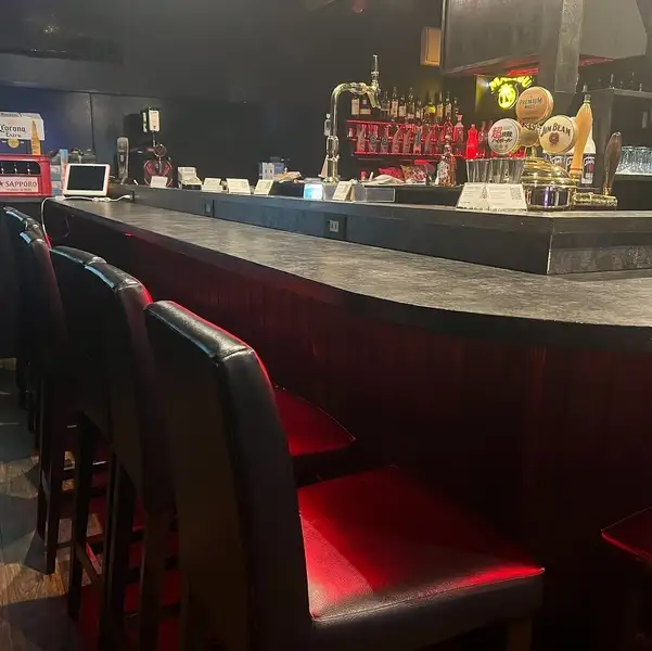 落ち着いた雰囲気の店内は、木の温もりが感じられ、ゆったりとした座席で心地よく食事を楽しめる、居心地の良い空間です。