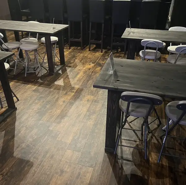 シックで落ち着いた店内は、木の温もりが感じられ、カウンター越しに料理人の技を楽しみながら、心安らぐひとときを過ごせる空間です。