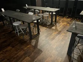 These are stylish table seats.With its sophisticated vintage-modern interior and warm lighting, it's perfect for casual drinks with close friends or a special date.Multiple high tables make it easy for groups to use the facilities.You can have a great time singing karaoke and enjoying yourself.This is a hidden retreat for adults where you can play and forget about time.