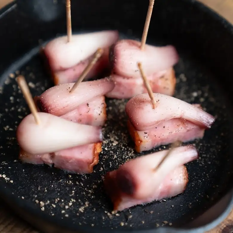 培根和腌红葱头