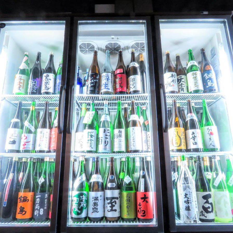 全国の日本酒を常時100種揃えています。お気に入りを見つけて♪