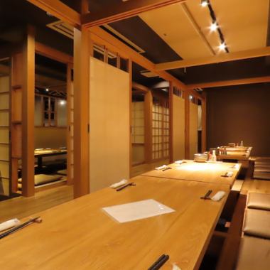 白木が薫る落ち着いた雰囲気の席です。
