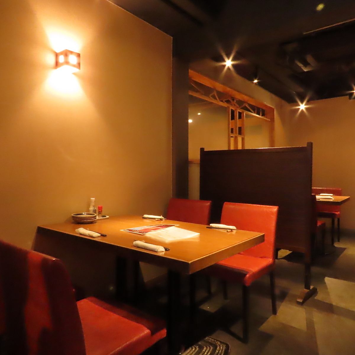 寛ぎ空間で全国の日本酒をお楽しみ下さい。大人デートや接待に。