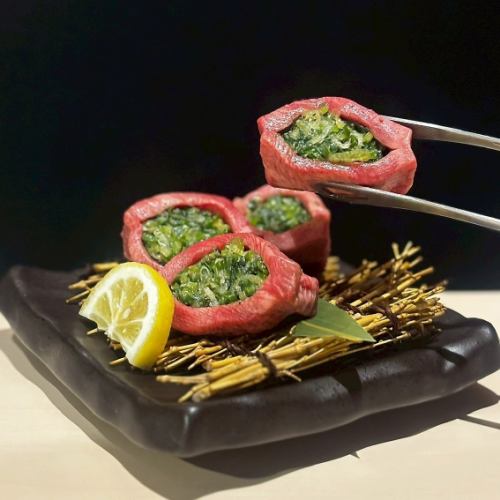 目でも舌でも楽しめる《厚切りネギ包みタン》