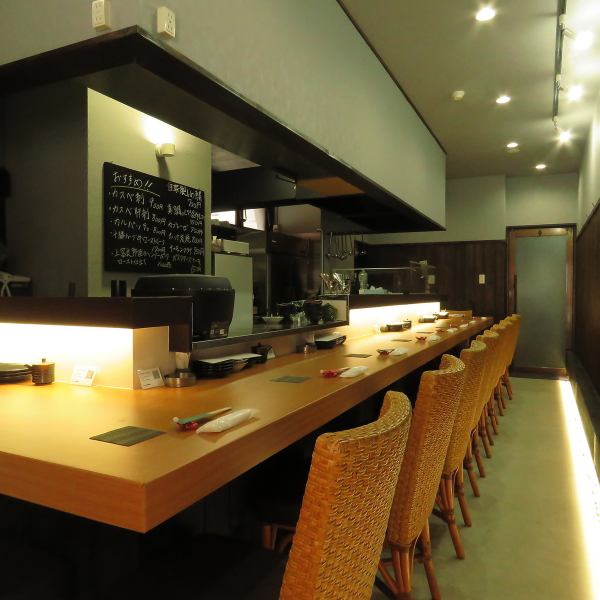 全席カウンターの店内は落ち着いた雰囲気で海鮮料理を楽しめます◎おひとりさまでも気兼ねなくまったりと過ごせる空間です！もちろん気の合うご友人とのひとときにもおすすめ★