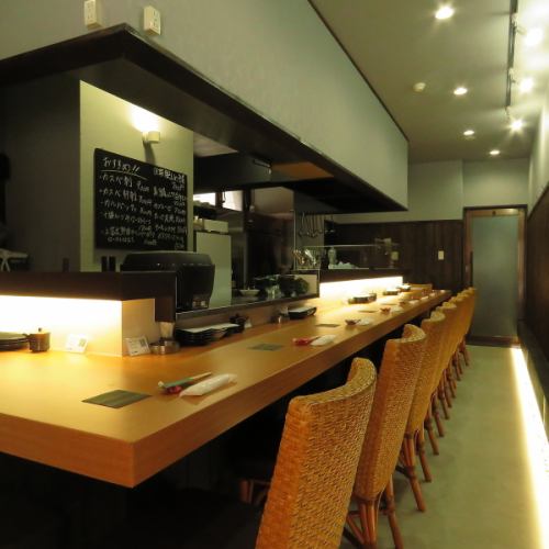 <p>全席カウンターの店内は落ち着いた雰囲気で海鮮料理を楽しめます◎おひとりさまでも気兼ねなくまったりと過ごせる空間です！もちろん気の合うご友人とのひとときにもおすすめ★</p>