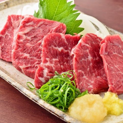 [Assorted fresh horsemeat sashimi nurtured by the great nature of Kumamoto]