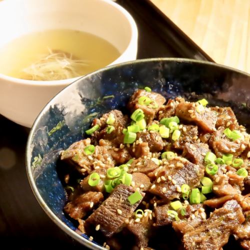 牛たんコロコロステーキ丼(スープ付き)