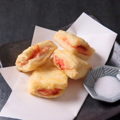 炸鱼饼配明太子和奶酪