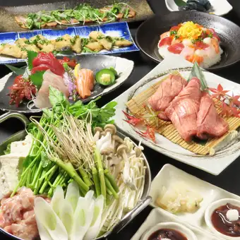 【月光散壽司飯套餐】包含芹菜火鍋、3種新鮮魚類、牛舌、海鮮散壽司等8道菜，另加2小時當地清酒暢飲。原價5500日元，現價4500日圓。