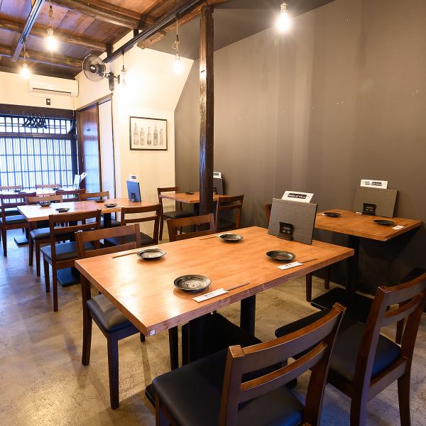 [We have many tables available!] We have a wide range of tables available, from 2 to 4 people! You can also connect the tables together to use them as a group! Please feel free to come and visit us!