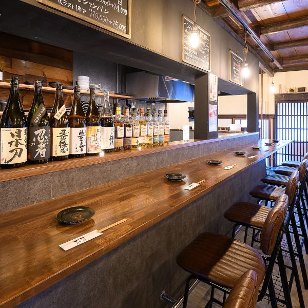 [Great for couples!] We also have counter seats available! You can relax and enjoy your meal without worrying about the surroundings. There are also electrical outlets, so it's perfect for coming back from a visit to a shrine or on a date.