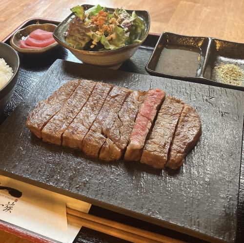 [The moment you put it in your mouth, the delicious flavor of the meat fills your mouth♪] Wagyu Sirloin Steak Set 4,980 yen (tax included)