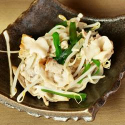 Stir-fried pork and bean sprouts