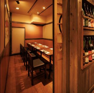 和の趣き溢れる店内は大人の為の落ち着いた雰囲気となっております。4名様でご利用可能なテーブル席は土浦での接待や女子会、合コンなど各種宴会に最適なプライベート個室空間♪お得な宴会コースプランもご予算に合わせて3500円~ご用意。誕生日や記念日にお得なサプライズ特典もご用意しております。