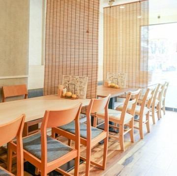 落ち着いた雰囲気と清潔感を兼ね備えた当店。すべてテーブル席をご用意しております。席の移動がしやすい設計で、団体様は10名～14名まで横並びでのご利用が可能です！隣席との仕切りもございますので個室感覚でお寛ぎいただけます◎【海老名/居酒屋/海鮮/宴会/飲み放題/忘年会/新年会/歓送迎会/飲み会/貸切】